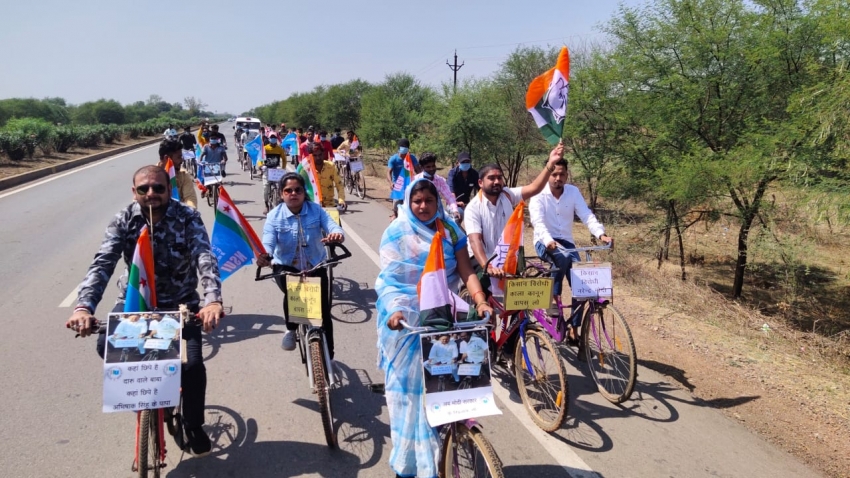 पेट्रोल डीजल व धरेलू गैस के बढते महंगाई के विरोध में तुमडीबोड से निकली सायकल यात्रा