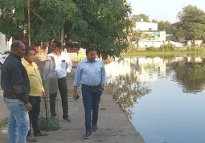 छठ महापर्व से पहले तालाबों की सफाई में जुटा निगम अमला   आयुक्त ने किया तालाबों का निरीक्षण, सफाई के साथ-साथ प्रकाश व्यवस्था दुरूस्त करने निर्देश