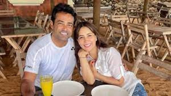 मुंबई की सड़कों पर हाथों में हाथ डाले घूमते दिखे किम शर्मा और लिएंडर पेस, लेकिन इस वजह से हो गए ट्रोल