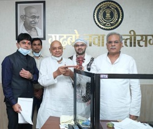 मुख्यमंत्री से बीज विकास निगम के अध्यक्ष चन्द्राकर ने की मुलाकात