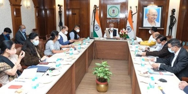 मुख्यमंत्री ने आज यहां अपने निवास कार्यालय में आयोजित बैठक में ...