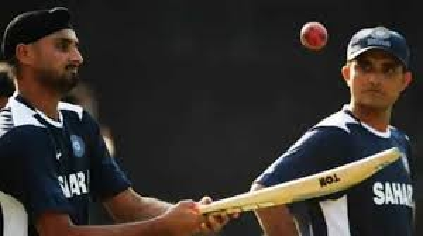 हरभजन सिंह ने की 'दादा' की तारीफ, बोले- सौरव गांगुली ने मुझे निडर स्पिनर बनाया