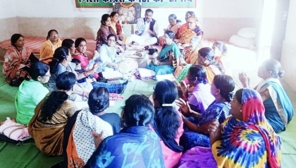 कांग्रेस महिलाओं ने नव वर्ष पर किया रामायण पाठ,बांटी खिचड़ी