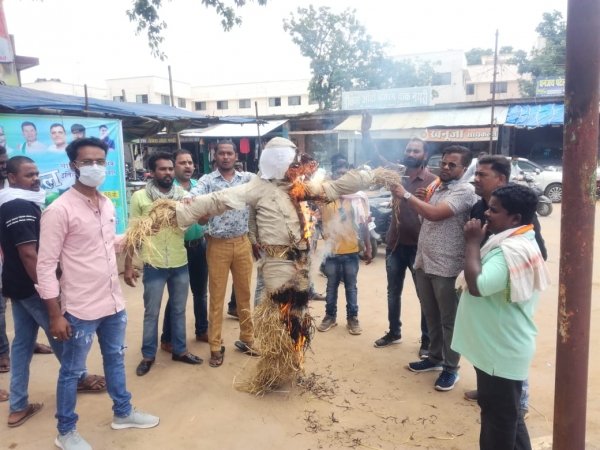 पेट्रोल डीजल के दामो मे लगातार  वृद्धि के विरोध मे युवा कांग्रेस के कार्यकर्ताओं ने किया विरोध प्रदर्शन