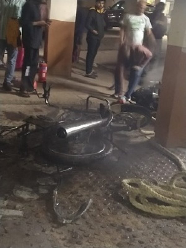 बदमाशों ने पार्किंग में खड़ी चार दुपहिया वाहनों पर लगाई आग जुनवानी के चौहान टाउन में देर रात घटना से आक्रोश