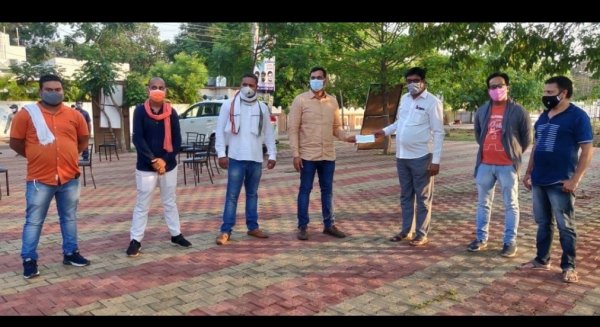 एनएसयूआई के नेतृत्व में पीडीएस दुकानदारों ने 21000 की राशि मुख्यमंत्री सहायता कोष में की दान