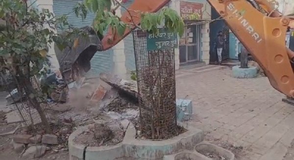 वार्ड क्रमांक 21 क्षेत्र से अतिक्रमण सड़क पर किसी ने बनाई नाली के ऊपर गॉर्डन तो किसी ने चबूतरा, नगर निगम की जेसीबी ने हटाया