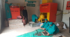 महिला समूह कर रहा कम समय में अधिक मखाना की पाॅपिंग