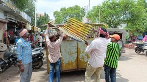 न्यू बस स्टैंड क्षेत्र में सड़क आवगमन व नाली बाधित अतिक्रमण हटाने की गई कार्यवाही
