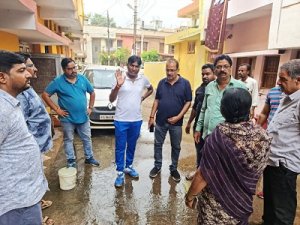 निगम क्षेत्र में पानी व्यर्थ बह देख आयुक्त ने कहा- नलों में टोंटी लगवाएं  शहर में पेयजल व्यवस्था का निरीक्षण करने आयुक्त प्रकाश सर्वे ने सुबह नल खुलने के समय वार्डो मे पहुंचे