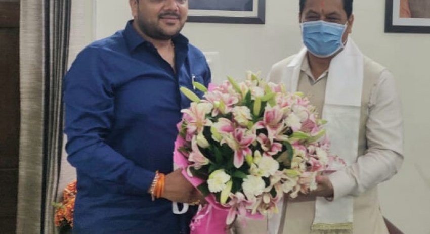 केन्द्रीय मंत्री  सर्बानंद सोनोवाल से मिले भाजयुमो नेता अतुल पर्वत ,मंत्री बनने पर गुलदस्ता प्रदान कर दी बधाई
