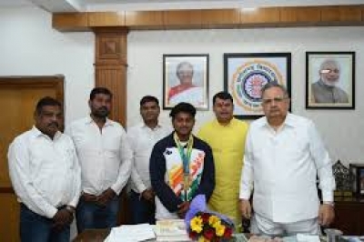 वल्र्ड पावरलिफ्टिंग चैंपियनशिप में छग का परचम लहराने वाले का डॉ. रमन ने किय सम्मान