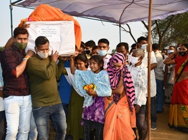 प्रभारी मंत्री अकबर ने बीजापुर नक्सली हमले में शहीद जवान श्री जगतराम कंवर को श्रद्धांजलि दी