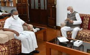 पिनराई विजयन ने केरल के राज्यपाल आरिफ मोहम्मद खान को अपना इस्तीफा सौंपा