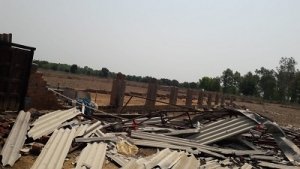 अचानक आये तेज आंधी से पोल्ट्री फार्म में हुआ भारी नुकसान, पास ही घर में बने गाय गोठान का छत भी उड़ा , किसी प्रकार की जनहानी नहीं