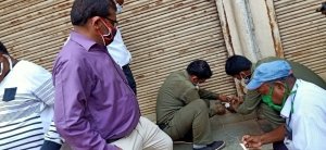 लाॅकडाउन में बेच रहा था सामान, निगम की टीम ने सीलबंदी की कार्यवाही की - इस लॉकडाउन में निगम की पहली बड़ी कार्रवाई