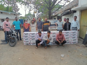 आबकारी विभाग राजनांदगाँव की बड़ी कार्रवाई : तस्कर द्वारा वाहन से टक्कर मारकर आबकारी टीम पर जानलेवा हमला  आबकारी वाहन चालक के दोनों पैर फ्रैक्चर ,मध्यप्रदेश निर्मित 46 पेटी मदिरा जप्त