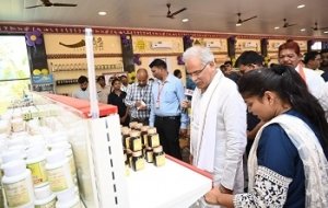 मुख्यमंत्री ने शबरी बांसुरी की मधुर तान के साथ किया कोंडागांव सी-मार्ट का उद्घाटन