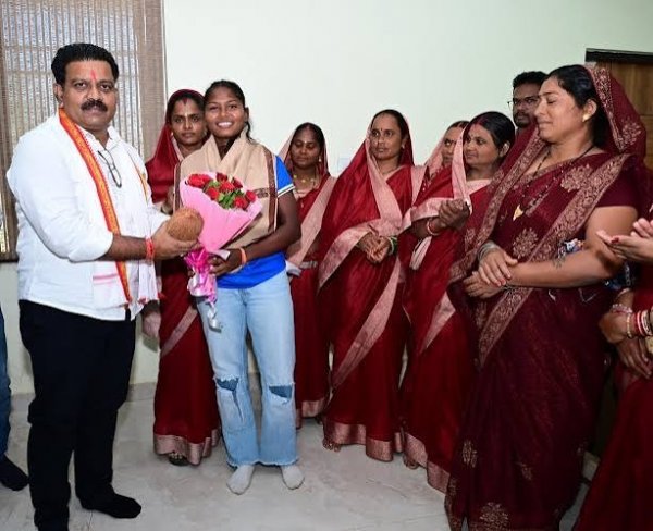 एशिया कप विजेता गीता यादव से मिले उप मुख्यमंत्री विजय शर्मा: कवर्धा की बेटी ने अंतरराष्ट्रीय हॉकी में बढ़ाया छत्तीसगढ़ का मान, उप मुख्यमंत्री ने दी उज्ज्वल भविष्य की शुभकामनाएं