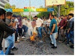 BJP के कार्यक्रम में भारत माता की तस्वीर को  जमीन में रख कर अपमानित किया गया इसको लेकर हृस्ढ्ढ प्रदेश अध्यक्ष नीरज पांडे के नेतृत्व में राजधानी में पुतला दहन