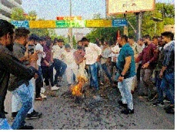 BJP के कार्यक्रम में भारत माता की तस्वीर को  जमीन में रख कर अपमानित किया गया इसको लेकर हृस्ढ्ढ प्रदेश अध्यक्ष नीरज पांडे के नेतृत्व में राजधानी में पुतला दहन