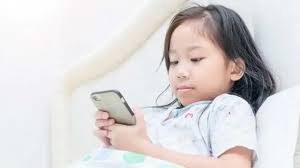 बच्चे को दो घंटे से ज्यादा न करने दें स्क्रीन का इस्तेमाल, आंखों पर ही नहीं दिमाग पर भी पड़ता है बुरा असर