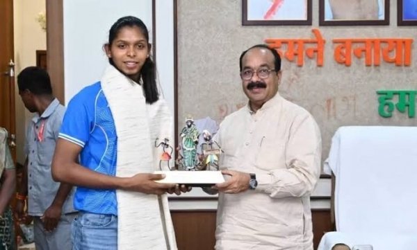एशियन गेम्स में स्वर्णिम प्रदर्शन करने वाली छत्तीसगढ़ की बेटी संजू देवी से मिले डिप्टी सीएम अरुण साव