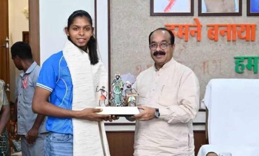 एशियन गेम्स में स्वर्णिम प्रदर्शन करने वाली छत्तीसगढ़ की बेटी संजू देवी से मिले डिप्टी सीएम अरुण साव