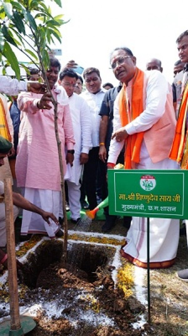 मुख्यमंत्री श्री विष्णु देव साय ने एक पेड़ मां के नाम अभियान के अंतर्गत लगाया केसर आम का पौधा