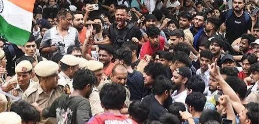 दुर्ग में इंडिया गठबंधन का जोरदार प्रदर्शन ,ज्ञानेश कुमार के इस्तीफे की मांग को लेकर कलेक्ट्रेट घेराव, केंद्र सरकार और चुनाव आयोग के खिलाफ नारेबाजी, पुतले फूंके