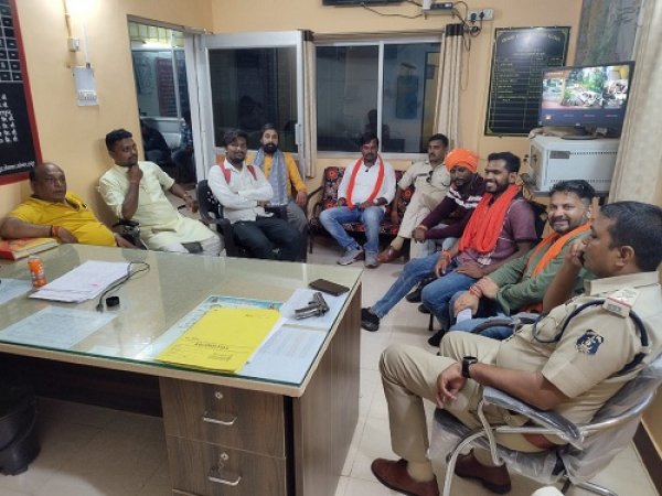 विहिप बजरंग दल बस्तर डिलमिली विवाद को सुलझाने जा रहे पदाधिकारी बजरंगी हुए नजर बंद,विरोध मे चक्का जाम