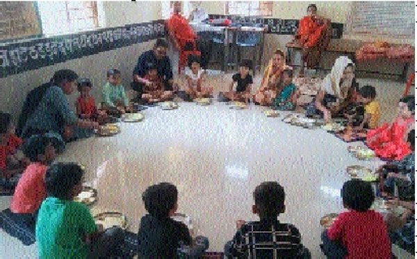 सरकारी स्कूलों में प्री प्राइमरी कक्षाओं से बच्चों के अभाव में कई आंगनबाड़ी में तालाबंदी की नौबत