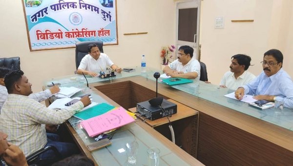 आयुक्त ने निर्माण कार्यो में लेटलतीफी पर ठेकेदार को लगाई जमकर फटकार,नोटिस जारी करने के दिये निर्देश