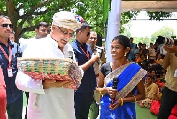 साधना कश्यप ने मुख्यमंत्री को बताया कि कवल्ली कला गौठान में चांदनी स्वयं सहायता समूह के 10 सदस्य हैं...