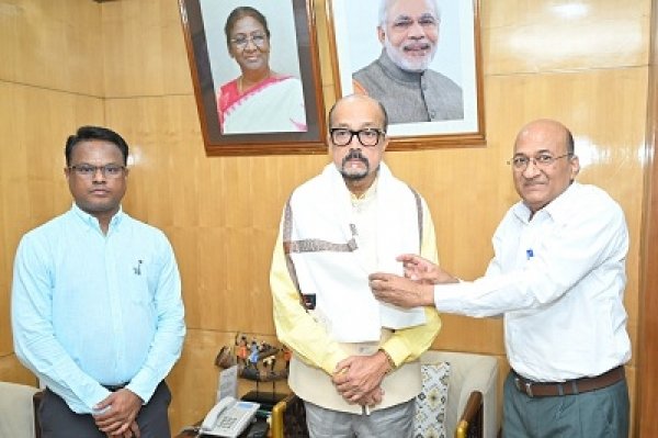 राज्यपाल डेका से छत्तीसगढ़ निजी विश्वविद्यालय विनियामक आयोग ने की भेंट