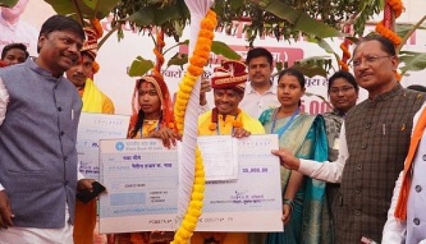     मुख्यमंत्री साय ने परिणय सूत्र में आबद्ध महेश-हेमला और मड़कम-रव्वा को दिया आशीर्वाद  
