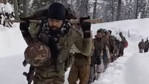 घुटनों तक बर्फ के बीच जवानों ने महिला, नवजात बच्चे को कंधे पर लादकर अस्पताल से घर छोड़ा