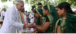भेंट-मुलाकात अभियान: रामानुजगंज विधानसभा केे ग्राम डौरा पहुंचे मुख्यमंत्री डौरा में स्वामी आत्मानन्द अंग्रेजी माध्यम स्कूल और रनहत में खुलेगा महाविद्यालय
