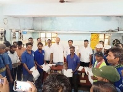 भिलाई-चरौदा निगम के स्वास्थ्य कर्मचारियों को बांटे गए रेनकोट, बारिश में सुरक्षित कार्य के लिए पहल