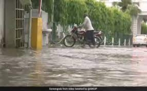यूपी-बिहार में अलर्ट के बीच लखनऊ में भारी बारिश, पढ़ें बाकी राज्यों में मॉनसून का हाल