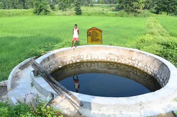 बलरामपुर :  मनरेगा से स्वीकृत कुआं निर्माण से कृषक अनिल को मिली आर्थिक मजबूती