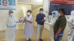 नर्स डे पर चिकित्सकों और नर्सिंग स्टाफ को कहा थैंक यू और दिये चाकलेट