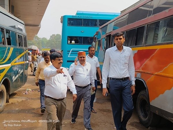 आयुक्त सुमित अग्रवाल ने किया नये बस स्टैंड का निरीक्षण,अव्यस्थित खड़े वाहनों पर कार्रवाई करने के दिए निर्देश,