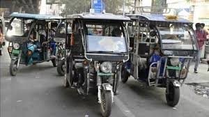 “नशे में सवार सड़कों का आतंक: ई-रिक्शा और ऑटो चालकों की मनमानी से बिगड़ रहा यातायात, अब सख्त कार्रवाई का वक्त”
