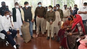 मंत्री  अकबर ने छेरछेरा में किसानों को दिया धान का दान