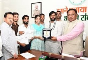 मुख्यमंत्री विष्णुदेव साय से पंथी नृत्य दल ने की सौजन्य मुलाकात