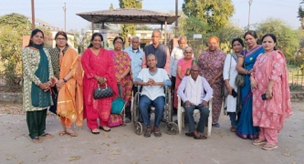 श्रुति फाउंडेशन छत्तीसगढ़ संस्था द्वारा दुर्ग पुलगांव वृद्धाश्रम के बुजुर्गों को देशभक्ति फिल्म बॉर्डर 2 देखने ले जाया गया