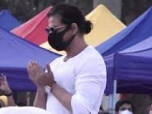 लता मंगेशकर को शाहरुख खान की 'दुआ' ने सोशल मीडिया यूजर्स को किया भावुक