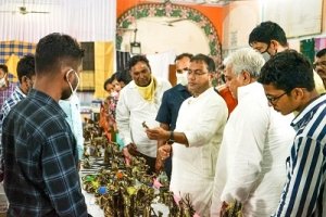 भिलाई के सेक्टर-6 में आयोजित हाथकरघा एवं हस्तशिल्प की प्रदर्शनी में 11 लाख 72 हजार रुपये से अधिक की हुई बिक्री&hellip; मंत्री गुरू रूद्र कुमार ने दी बधाई&hellip;