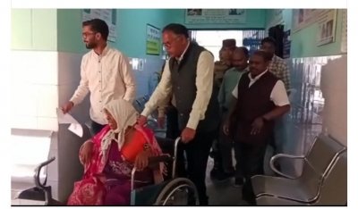 मानवीयता और संवेदनशीलता की मिसाल’ : ’दर्द से कराती महिला को देख वार्ड बॉय का दायित्व निभाया कलेक्टर ने’